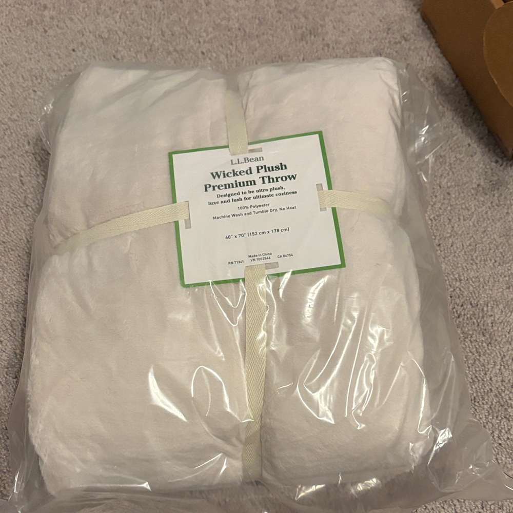 L.L. Bean Wicked Plush Premium Throw — Cream